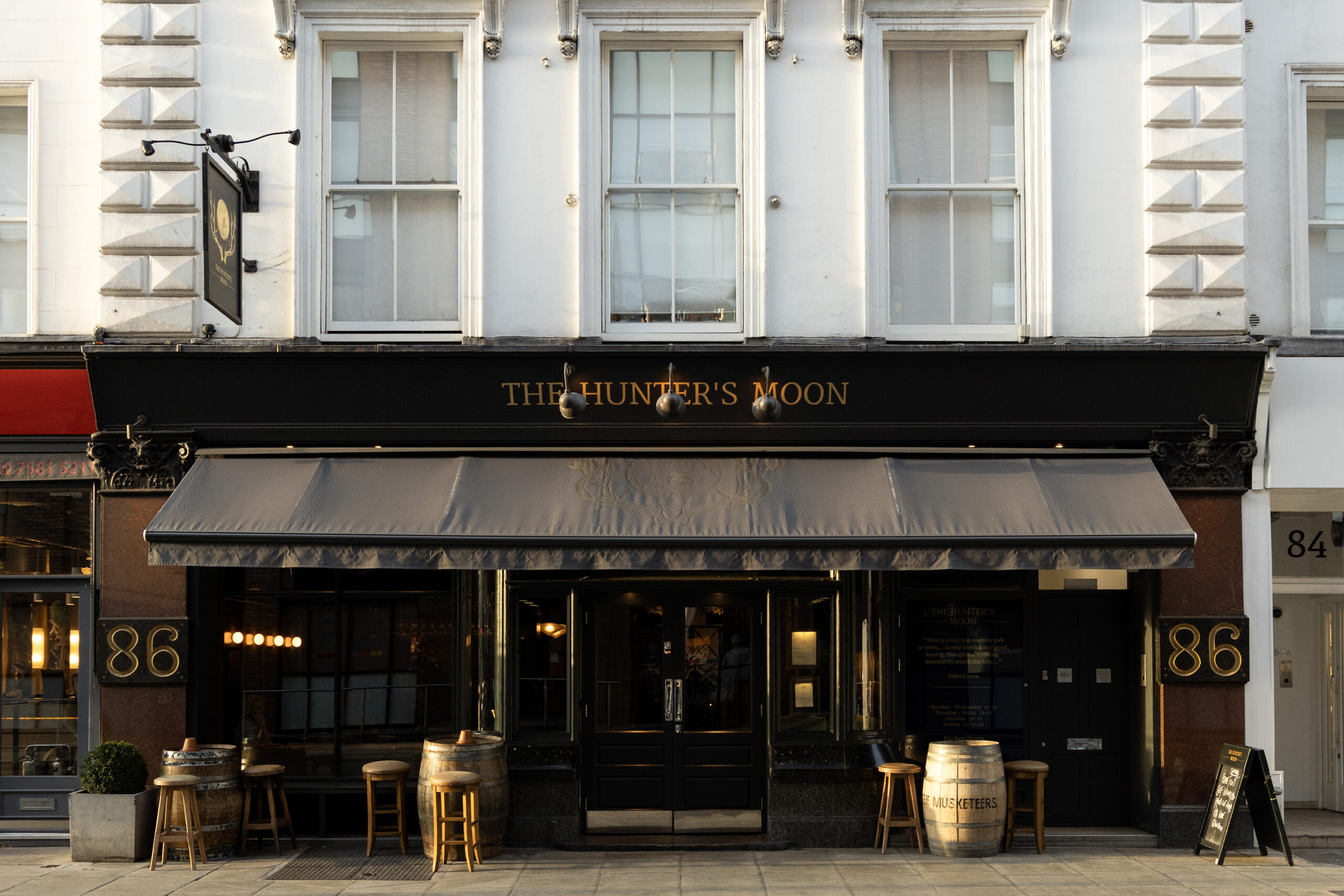 Area-Guide-Chelsea-South-Ken-Best-Pub-The-Hunters-Moon
