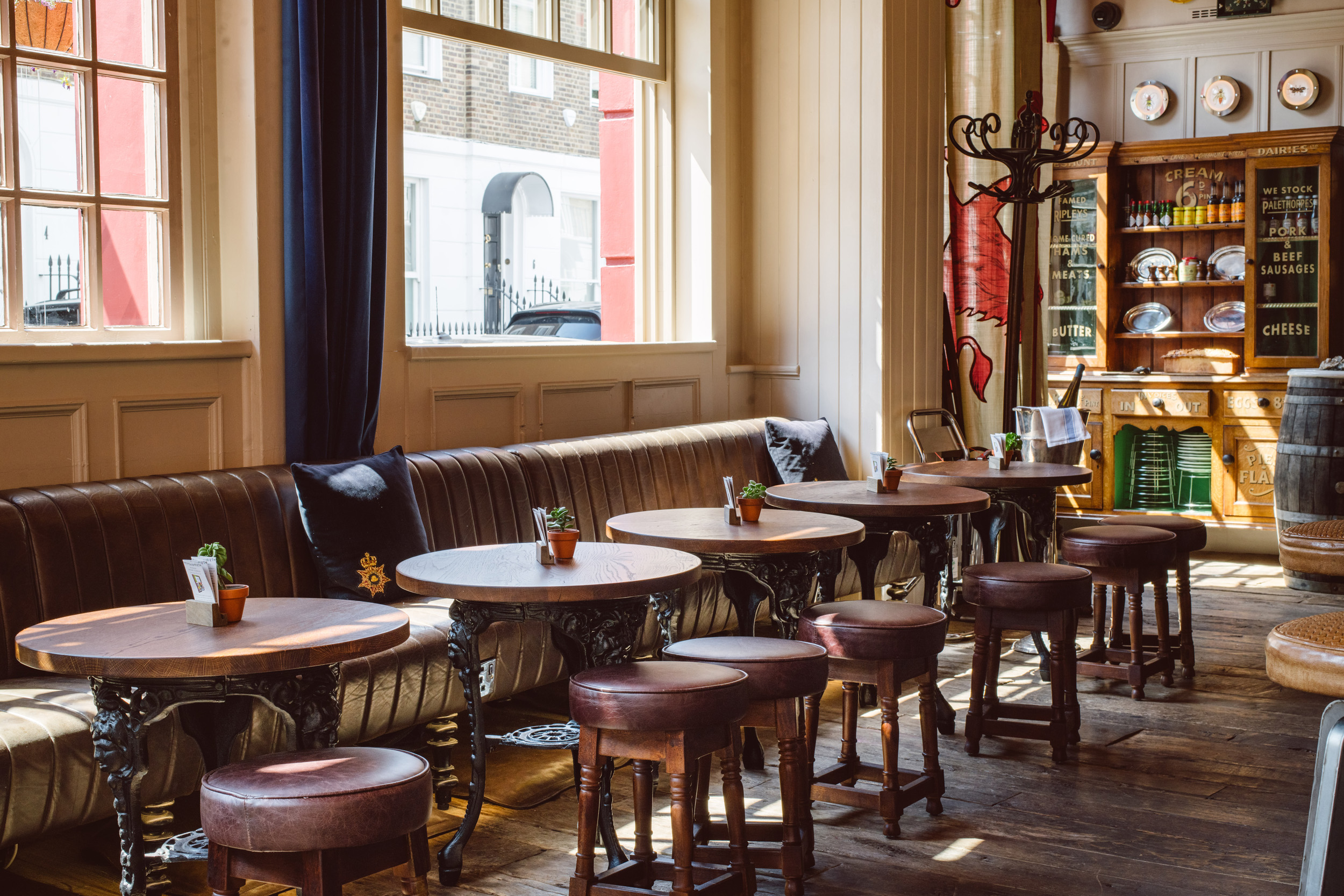 Area-Guide-Chelsea-South-Ken-Best-Pubs-The-Pigs-Ear (75)