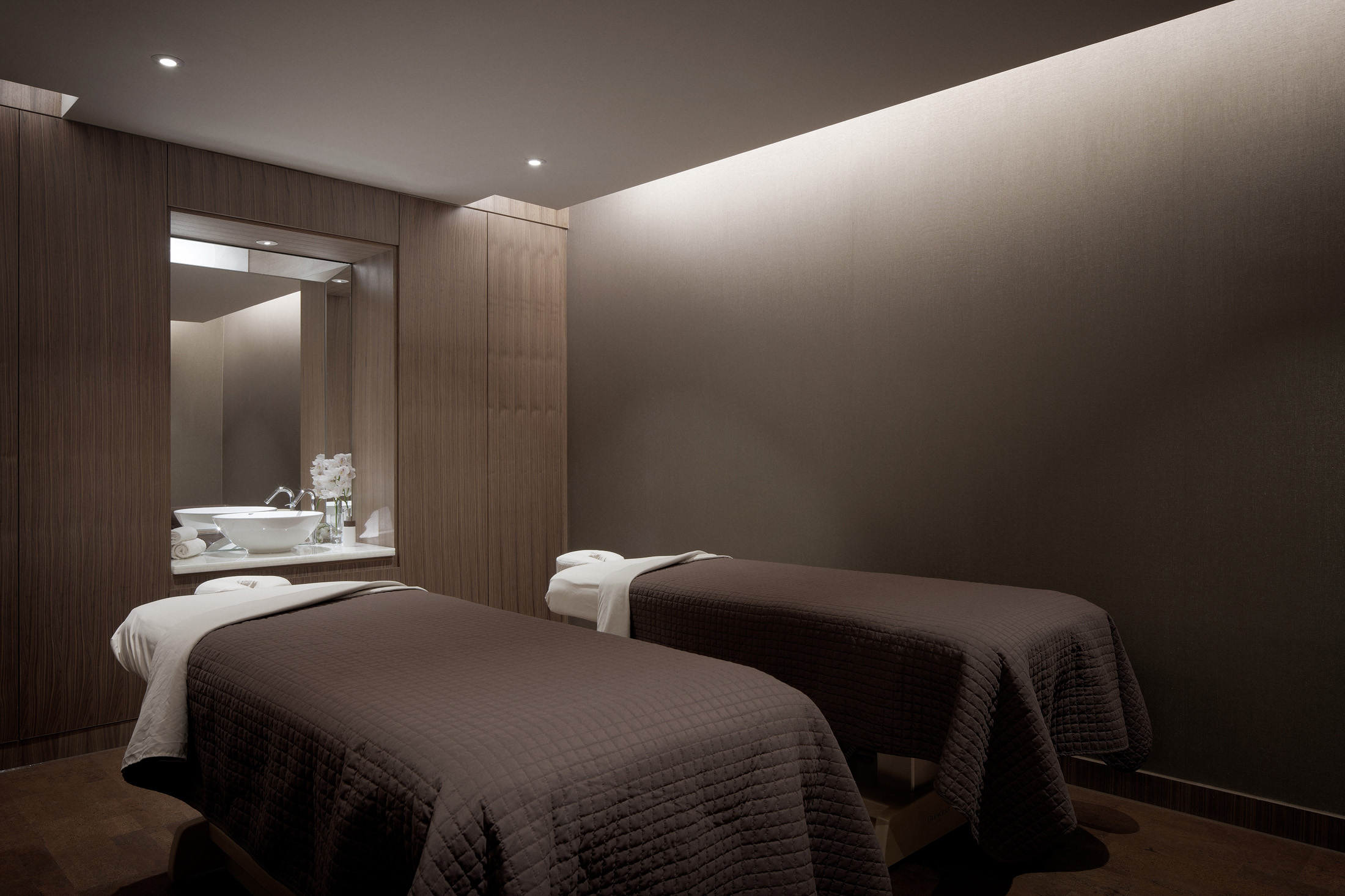 Discover our exclusive guest partnerships – Equinox(14)