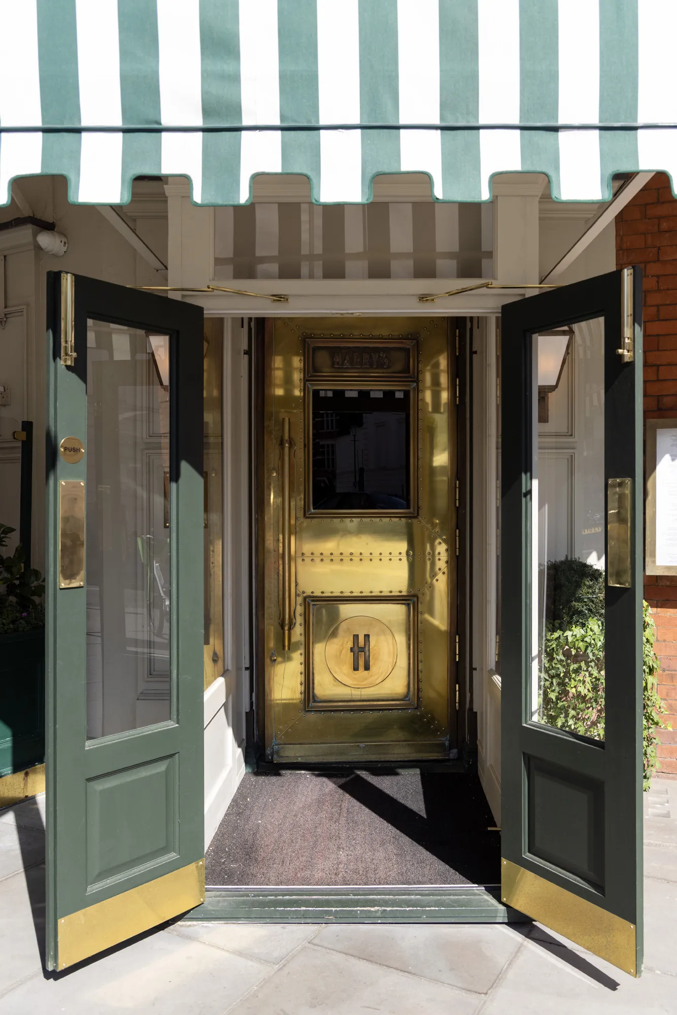 Domus-Stay-Knightsbridge-Area-Guide-London-Best-Restaurants-Harrys (4)