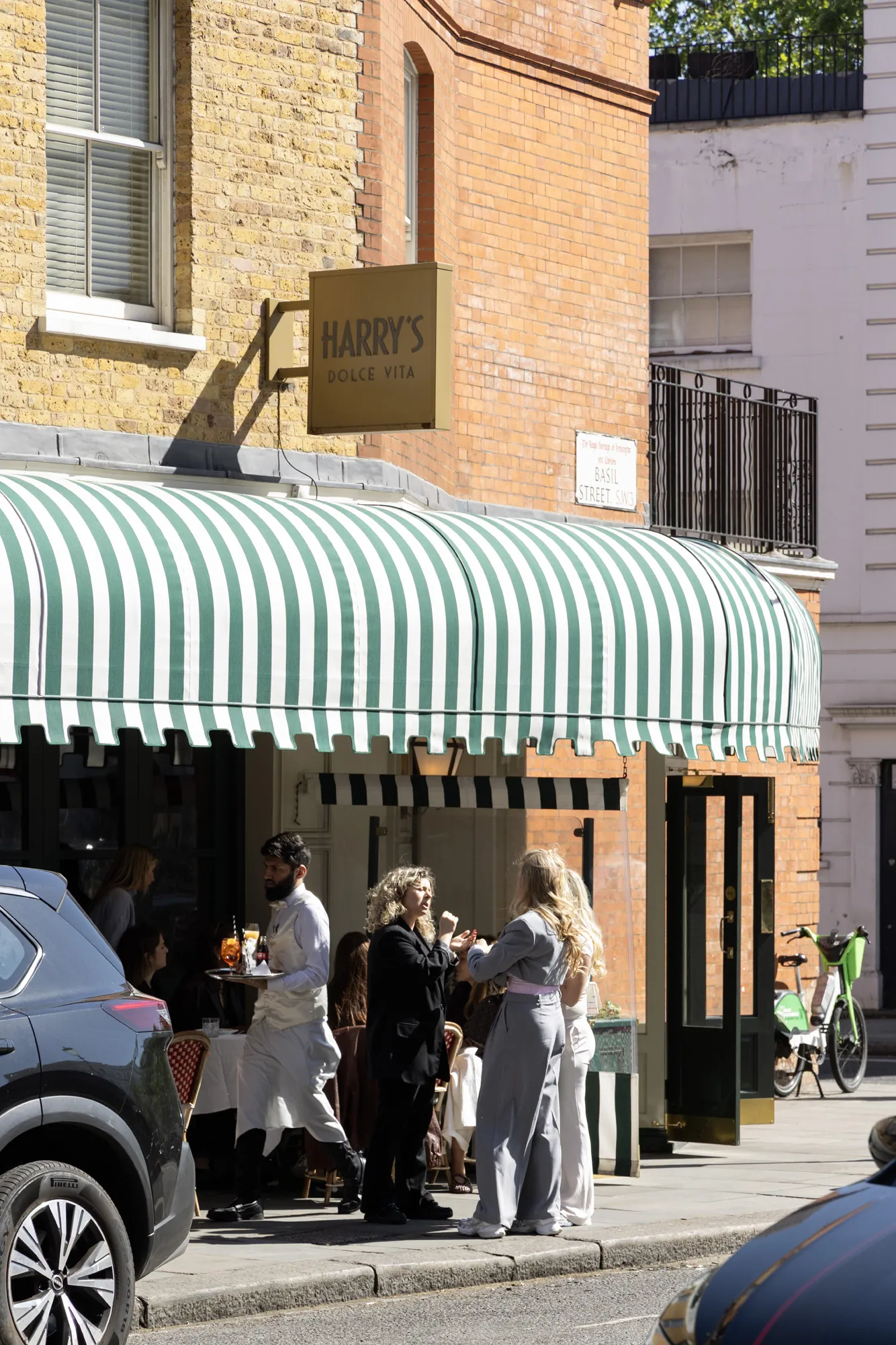 Domus-Stay-Knightsbridge-Area-Guide-London-Best-Restaurants-Harrys (5)