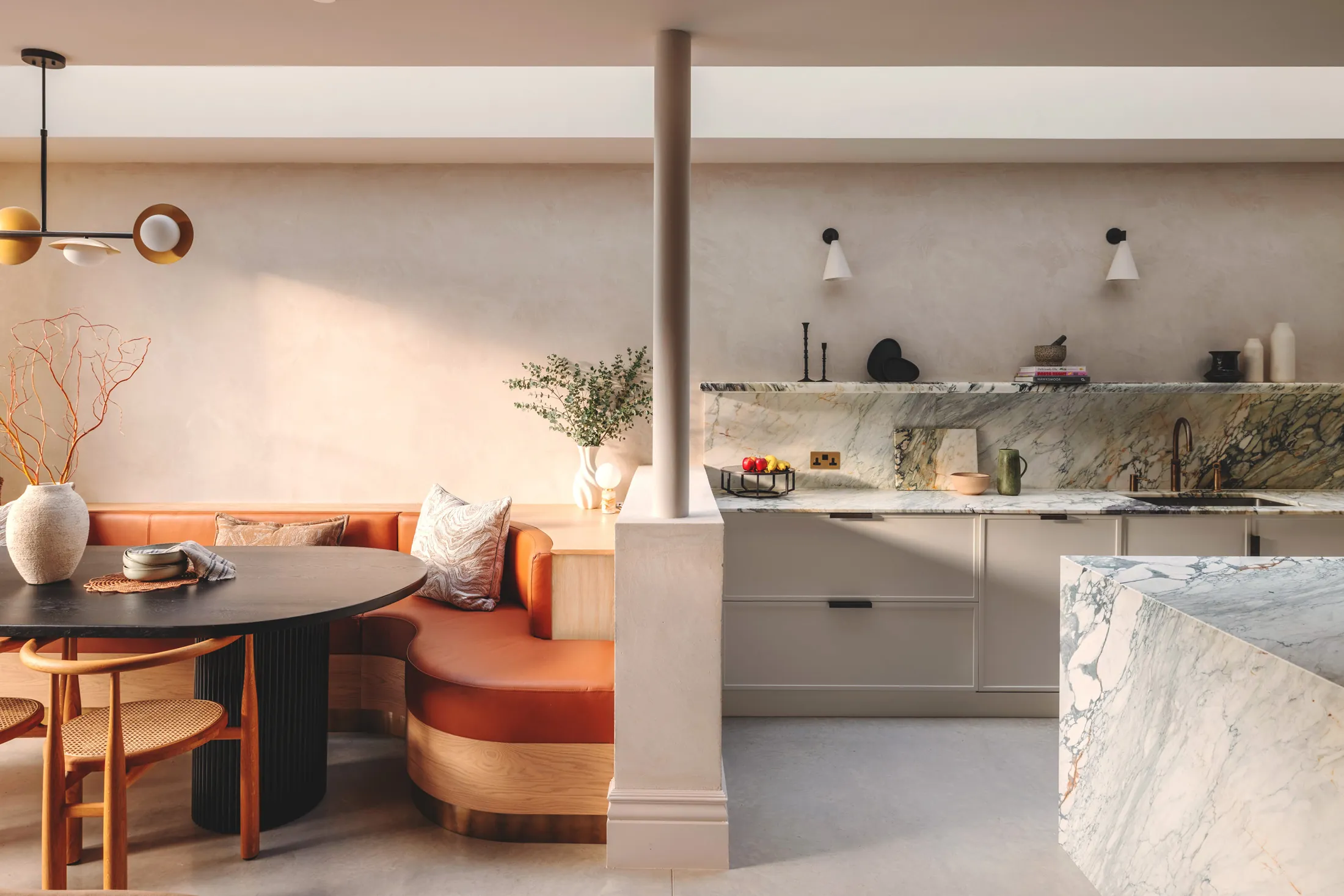Stylish open-plan London apartment with marble kitchen and bespoke seating, part of the Domus Stay luxury homes collection