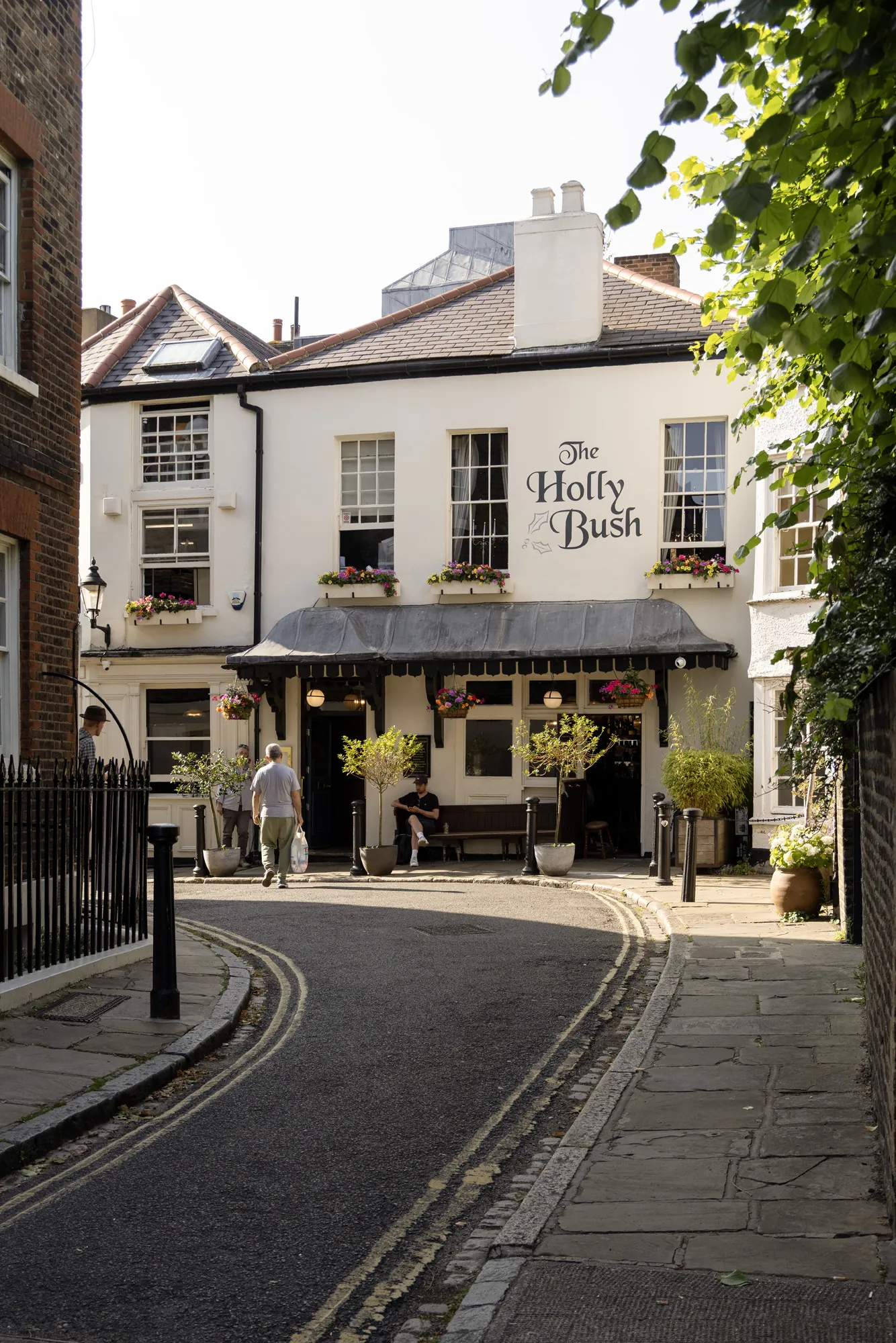 Hampstead-Area-Guide-London-The-Best-Pubs-The-Holly-Bush (15)