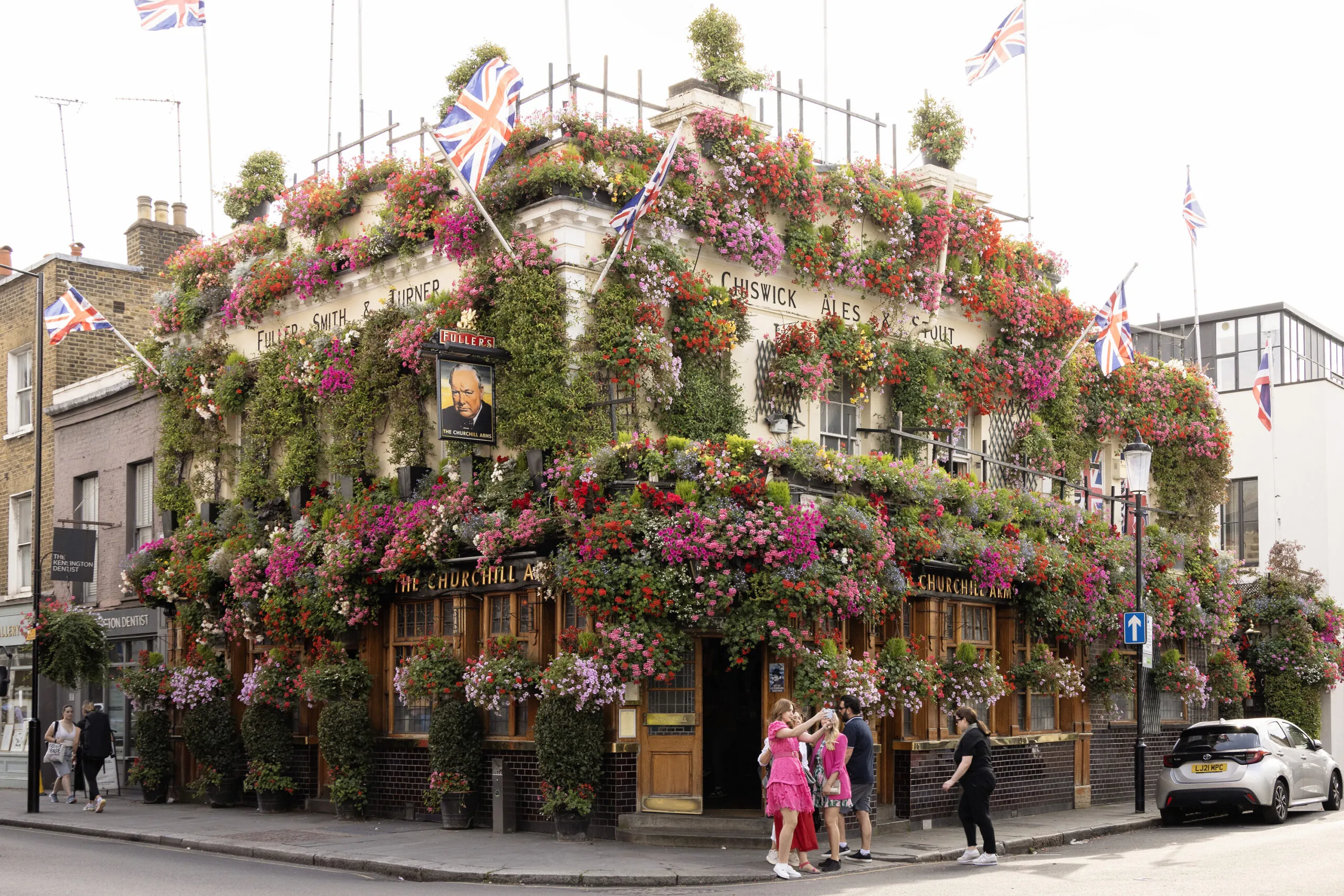 Kensington-Area-Guide-Best-Pubs-The-Churchill-Arms (3)
