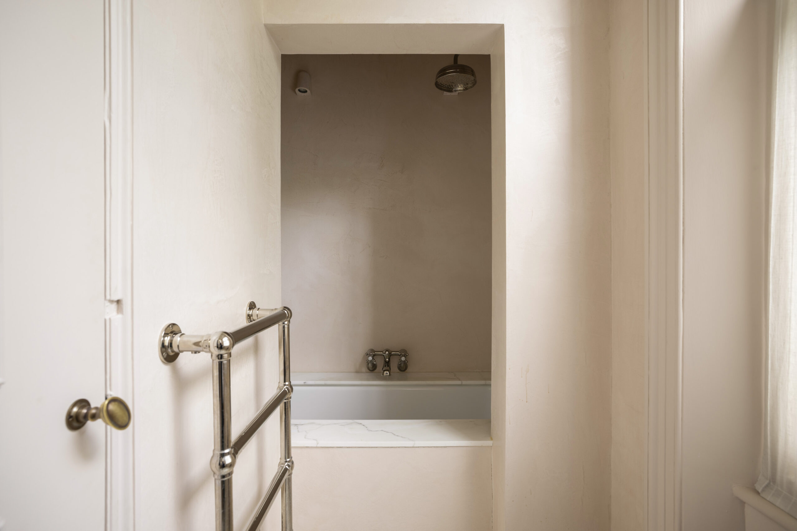 Ladbroke-Grove-Apartment-For-Rent-St-Charles-Square-1_Lo