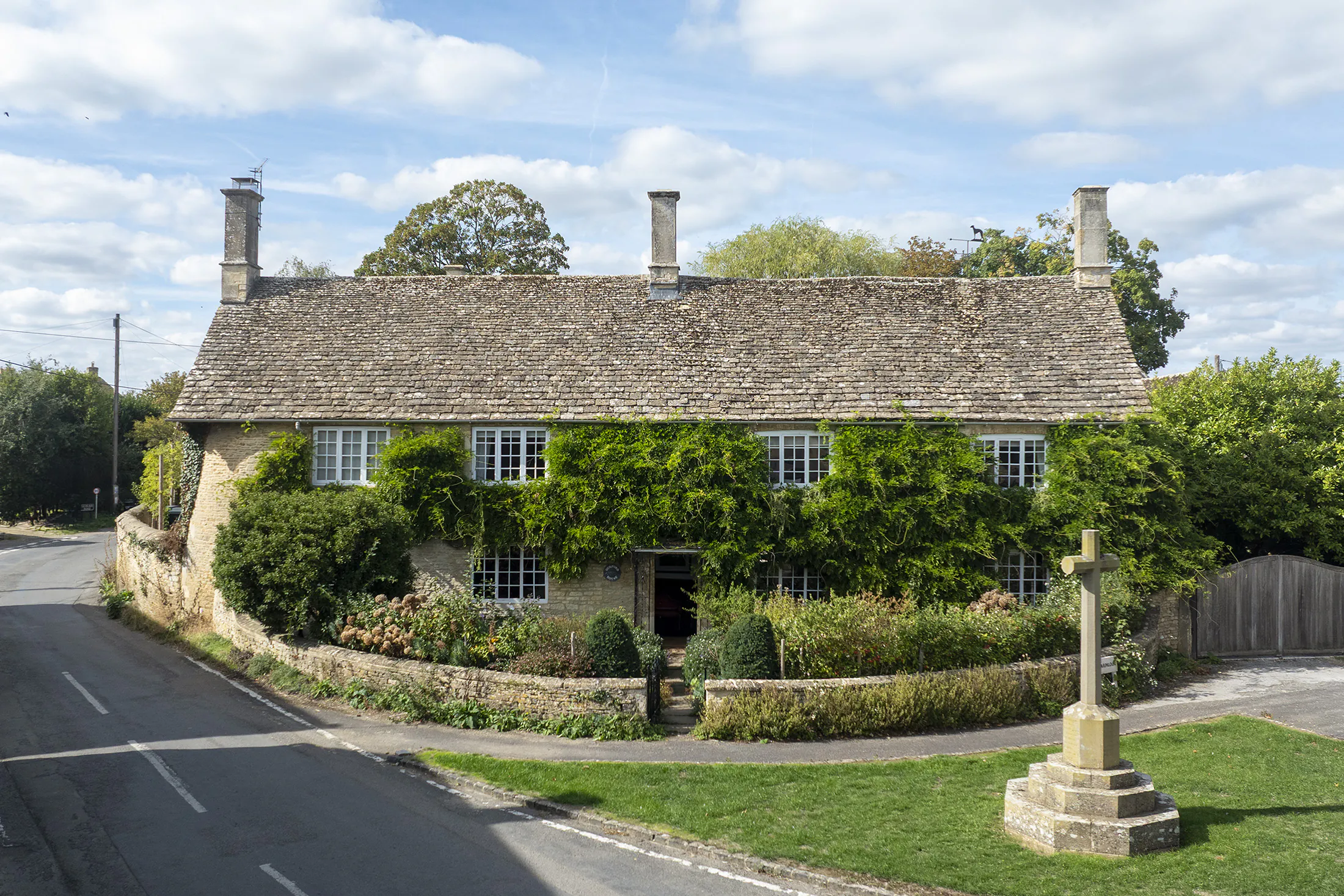 Luxury-Countryside-Cotswolds-Cottage-To-Rent-Holiday-Rental-Langford-House-1