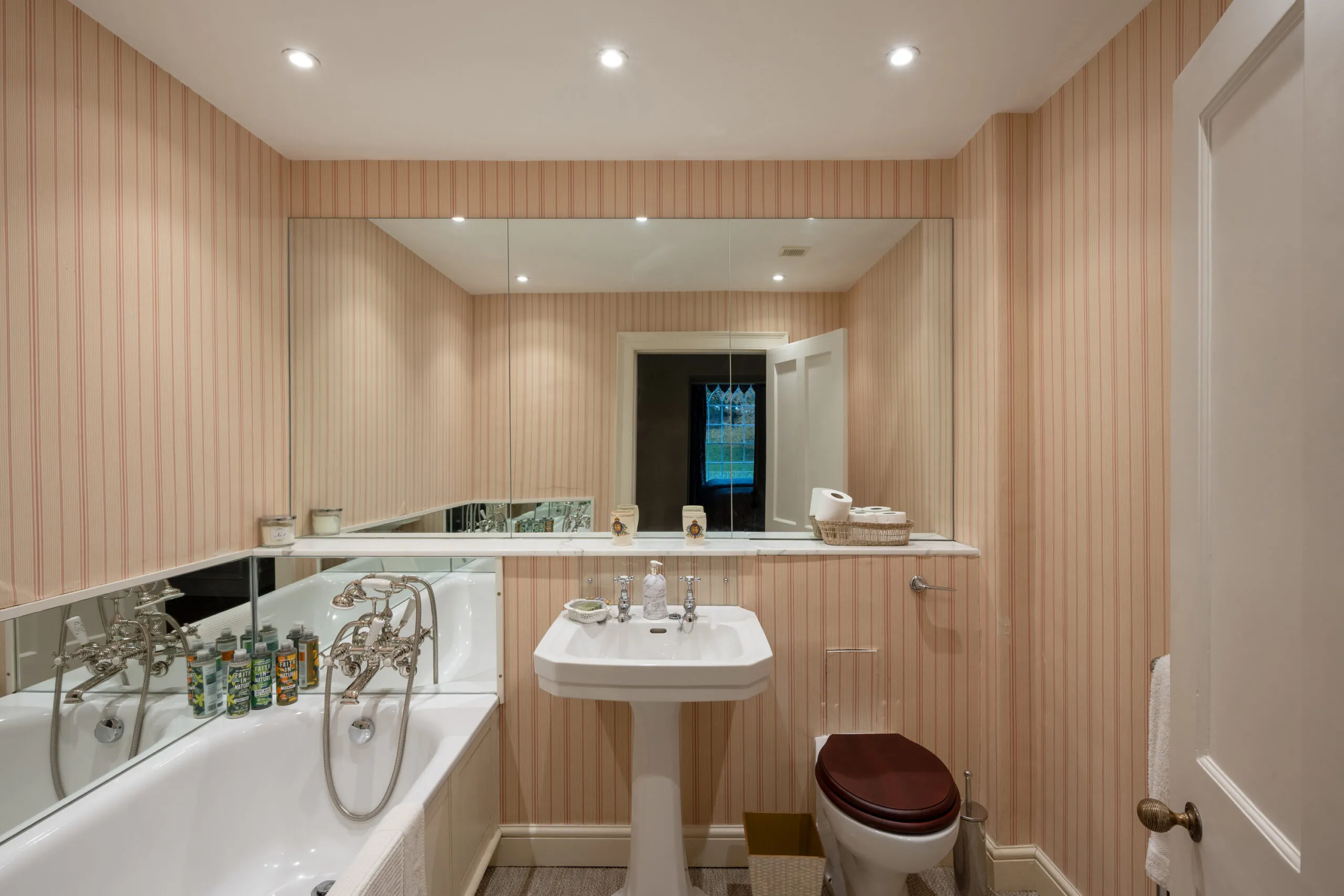 Luxury-Estate-For-Holiday-Rent-Winterbourne-House-Somerton-The-Cotswolds-Country (151)