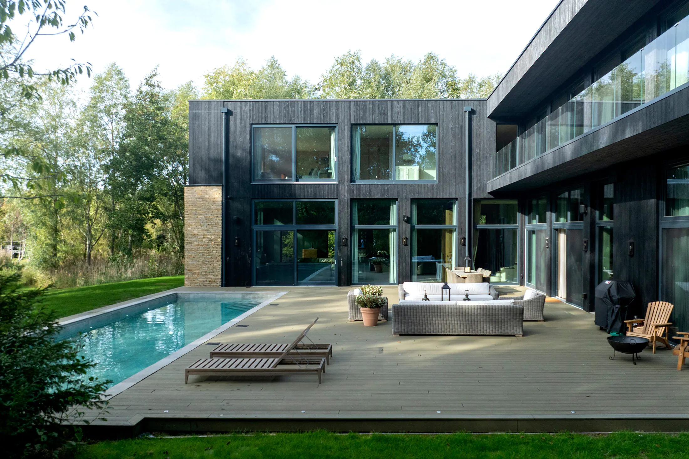 Luxyry-Holiday-House-For-Rent-Cotswolds-Lakside-Manor-01