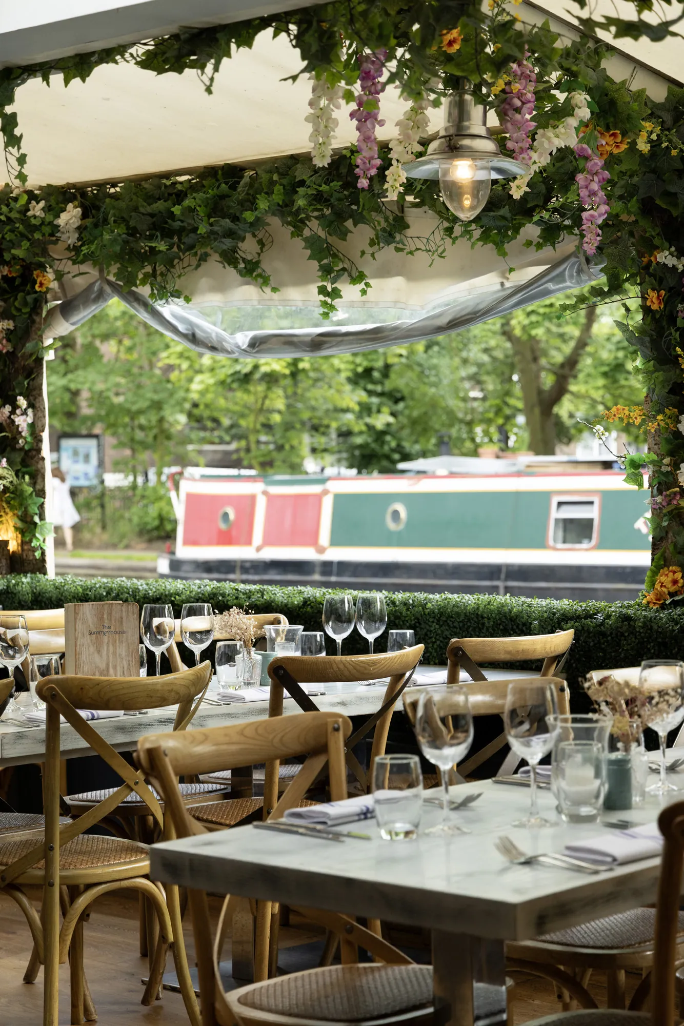 Maida-Vale-Little-Venice-Area-Guide-Best-Pubs-The-Warwick-Castle (2)