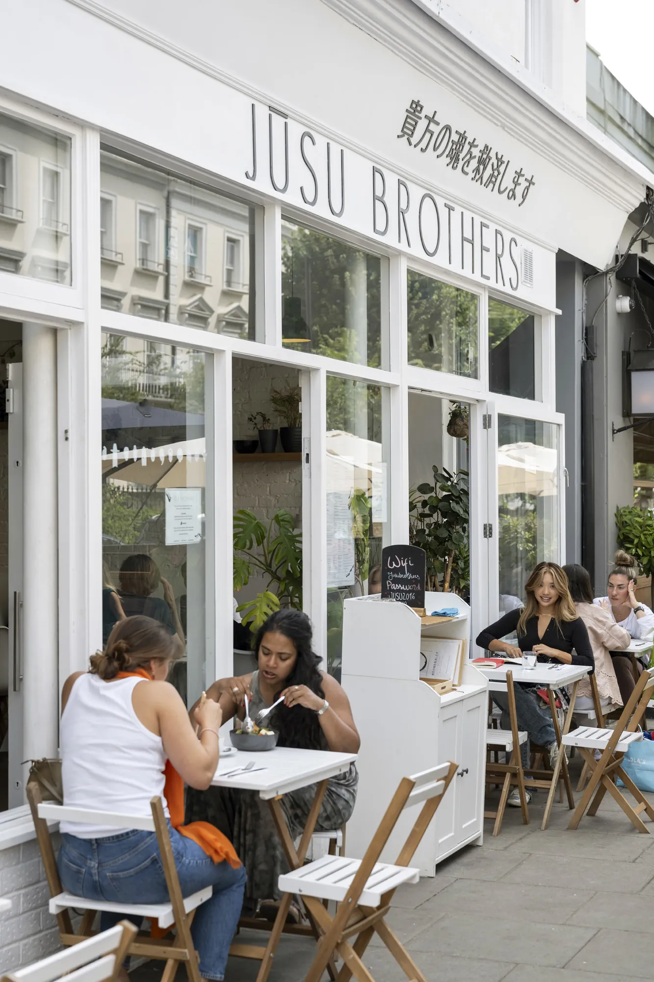 Notting-Hill-Area-Guide-Best-Restaurants-Jusu-Brothers (1)