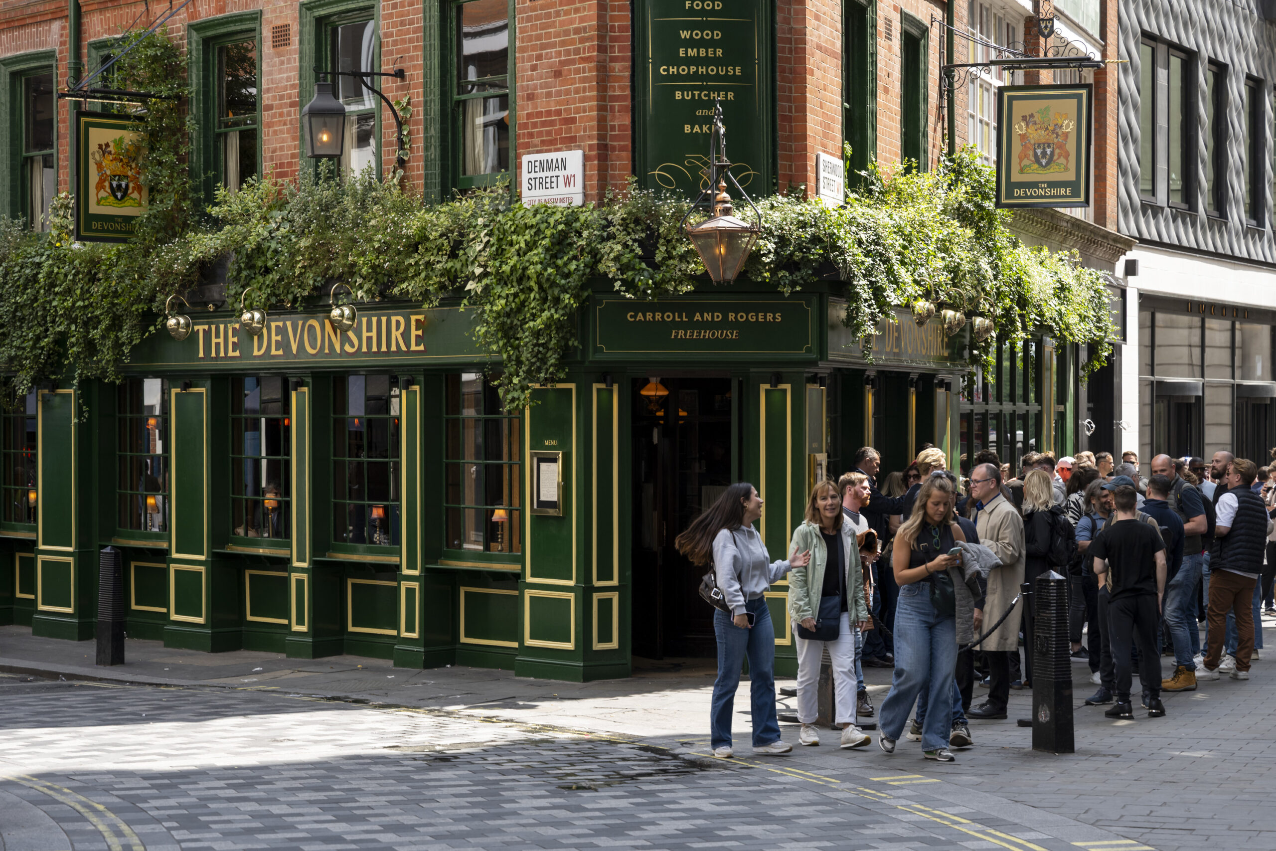 Soho-Fitzrovia-Area-Guide-The-Devonshire-Best-Pubs (33)
