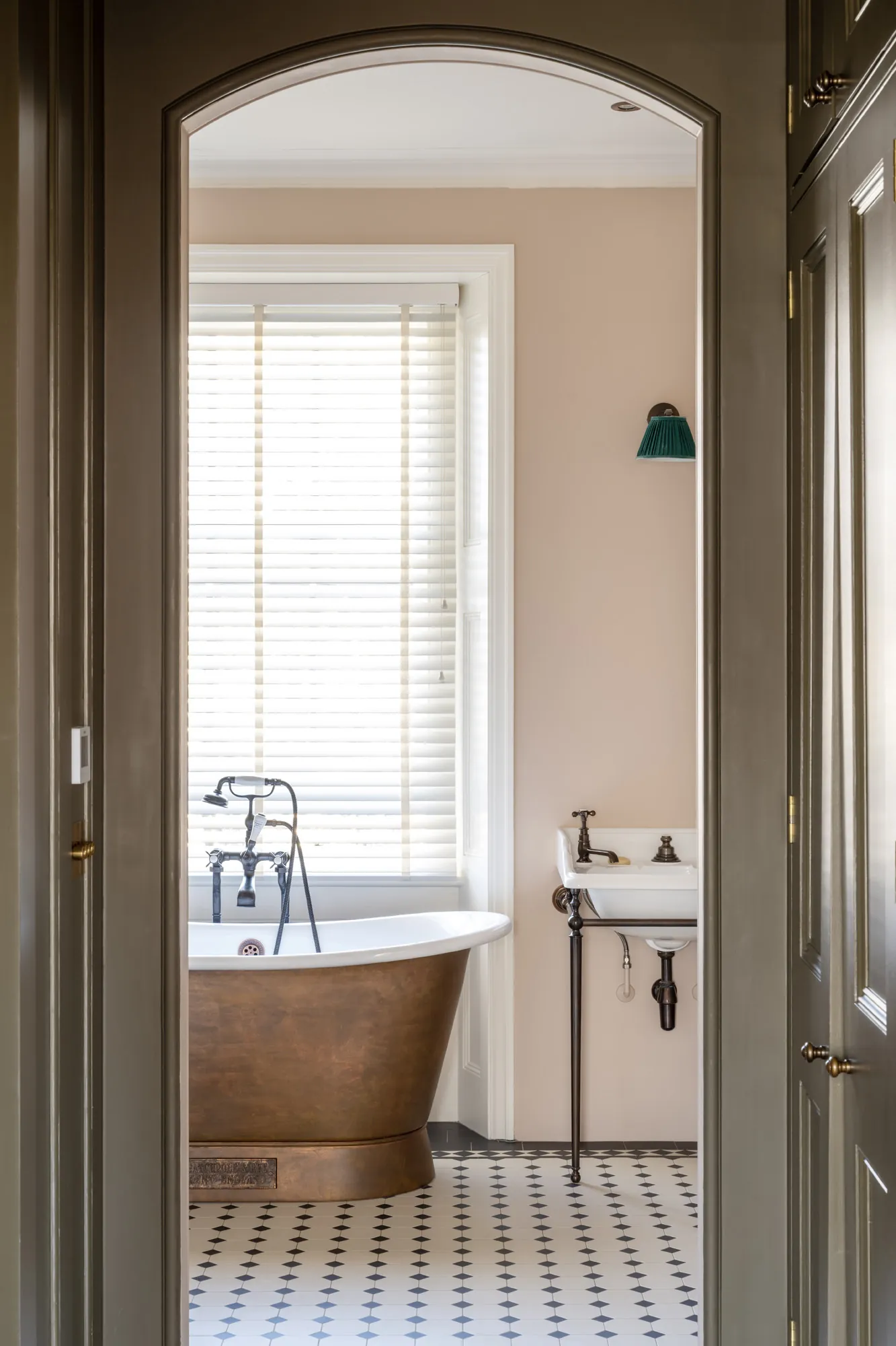 Victoria-House-For-Rent-Eccleston-Square-15_Lo